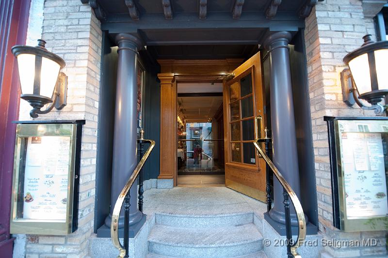 20090828_012543 D3.jpg - Entrance Restaurant St Armour, Quebec City